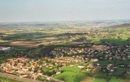 Vue aérienne sur le centre bourg et le quartier de Montvallon - JPEG - 198.2 ko