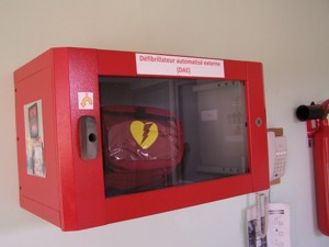Défibrillateur dans l'entrée de la salle Jean Corbignot - JPEG - 14 ko